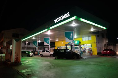 KOTA BHARU, MALAYSIA - 17 Kasım 2023: Kota Bharu 'daki bir Petronas benzin istasyonunun sokak manzarası.