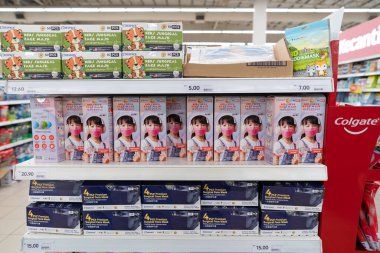 KOTA BHARU, MALAYSIA - 17 Kasım 2023: Lotus 'ta sergilenen mallar, geniş bir hipermarket geniş bir yelpazede bakkaliye, ev gereçleri ve elektronik eşyalar sunuyor.