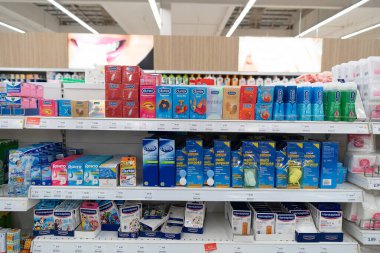 KOTA BHARU, MALAYSIA - 17 Kasım 2023: Lotus 'ta sergilenen mallar, geniş bir hipermarket geniş bir yelpazede bakkaliye, ev gereçleri ve elektronik eşyalar sunuyor.