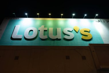 KOTA BHARU, MALAYSIA - 17 Kasım 2023: Lotus 'un büyük bir işareti büyük bir hipermarket olarak tanımlanarak, bina üzerinde görünür..