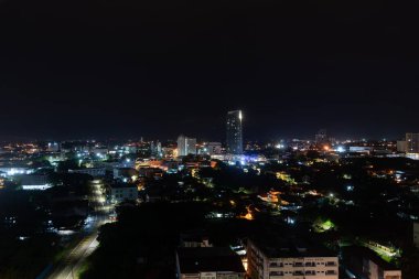 KOTA BHARU, MALAYSIA - 18 Kasım 2023: Ibis Styles Kota Bharu gece görüldüğü gibi Kota Bharu 'nun görüntüsü.