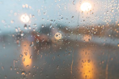 KOTA BHARU, MALAYSIA - 21 Kasım 2023: Malezya Havayolları Boeing 737 'nin penceresinde kabinin içinden görüldüğü üzere yağmur damlaları