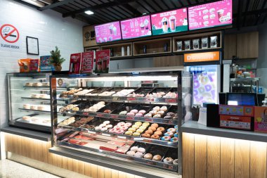 KUALA LUMPUR, Malezya - 21 Kasım 2023: Dunkin 'Donuts cafe, KLIA, Terminal 1. Dunkin 'Donuts, Amerikan çokuluslu kahve ve donut şirketidir..