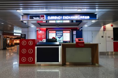 KUALA LUMPUR, MALAYSIA - 21 Kasım 2023: KLIA 'daki Travelex havaalanı döviz bürosu.