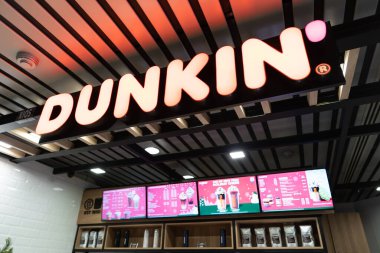 KUALA LUMPUR, Malezya - 21 Kasım 2023: Dunkin 'Donuts cafe, KLIA, Terminal 1. Dunkin 'Donuts, Amerikan çokuluslu kahve ve donut şirketidir..