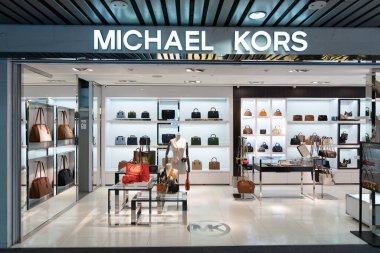KUALA LUMPUR, MALAYSIA - 21 Kasım 2023: KLIA 'daki Michael Kors mağazasında sergilenen çantalar. Michael Kors, yüksek kaliteli el çantaları ve aksesuarlarıyla bilinen lüks bir Amerikan moda markası..