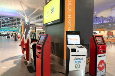 KUALA LUMPUR, MALAYSIA - 21 Kasım 2023: KLIA2 'de kendini kontrol eden kiosklar. Kişisel kayıt, yolcuların giriş yapmak için kiosk kullandıkları ve kendilerini yazdırdıkları bir süreçtir..