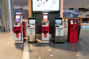 KUALA LUMPUR, MALAYSIA - 21 Kasım 2023: KLIA2 'de kendini kontrol eden kiosklar. Kişisel kayıt, yolcuların giriş yapmak için kiosk kullandıkları ve kendilerini yazdırdıkları bir süreçtir..