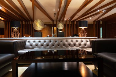 KUALA LUMPUR, MALAYSIA - NOVEMBER 22, 2023: KLIA Terminal 2 'deki Sky Suite Lounge' un iç çekimi. KLIA, Kuala Lumpur Uluslararası Havaalanıdır..