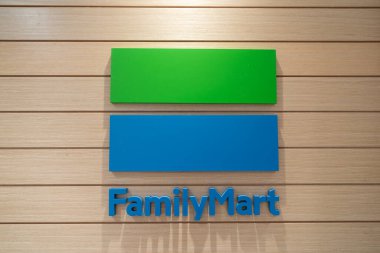 KUALA LUMPUR, MALAYSIA - 22 Kasım 2023: Family Mart tabelasının yakın çekimi. Family Mart, abur cubur, içecek ve günlük ihtiyaçlarıyla bilinen bir market zinciri..