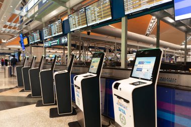 KUALA LUMPUR, MALAYSIA - 22 Kasım 2023: KLIA 'da kendi kendini kontrol eden kiosklar. Kişisel kayıt, yolcuların giriş yapmak için kiosk kullandıkları ve kendilerini yazdırdıkları bir süreçtir..