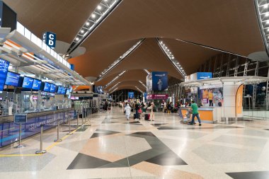 KUALA LUMPUR, MALAYSIA - 22 Kasım 2023: KLIA kontrol bölgesi. Kayıt işlemlerinde, havayolu personeli ile iletişim halinde olan yolcular belgelerini doğrulamak, bagajlarını kontrol etmek ve uçuş kartı almak için bulunurlar..