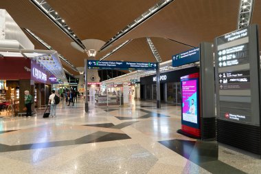 KUALA LUMPUR, MALAYSIA - NOVEMBER 22, 2023: Kuala Lumpur Uluslararası Havaalanı, Terminal 1 'deki kalkış salonunun iç çekimi.