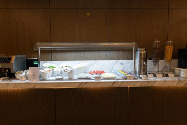 KUALA LUMPUR, MALAYSIA - NOVEMBER 22, 2023: Malezya Havayolları 'nın açık büfe alanında servis edilen salata malzemeleri ve meyve parçaları Yerel Altın Lounge, Kuala Lumpur Uluslararası Havalimanı (KLIA)).