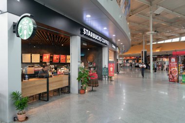 SENAI, MALAYSIA - 22 Kasım 2023: Senai Uluslararası Havaalanında Starbucks Kahvesi.