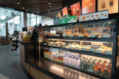 SENAI, MALAYSIA - 22, 2023: Senai Uluslararası Havalimanı 'ndaki Starbucks Kahve' de abur cubur, tatlı ve içeceklerle birlikte vitrin.