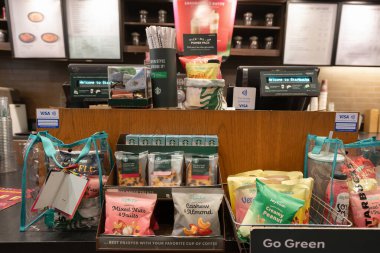 JOHOR BAHRU, MALAYSIA - 23 Kasım 2023: Johor Bahru 'daki Starbucks Kahvesi' ndeki tipik perakende satış alanı.