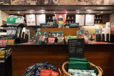 JOHOR BAHRU, MALAYSIA - 23 Kasım 2023: Johor Bahru 'daki Starbucks Kahvesi' ndeki tipik perakende satış alanı.