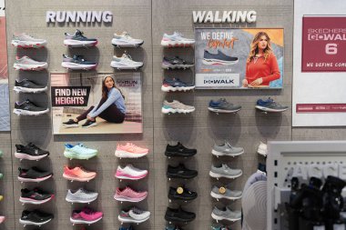 JOHOR BAHRU, MALAYSIA - 23 Kasım 2023: Johor Bahru 'daki bir alışveriş merkezindeki Skechers mağazasında koşu ve yürüyüş ayakkabıları.