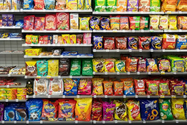 KOTA BHARU, MALAYSIA - 16 Kasım 2023: Kota Bharu 'daki 7-Eleven mağazasının içi. 7-Eleven, yiyecek, içecek ve temel ihtiyaçlar sunan küresel bir market zinciri..