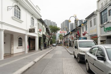 JOHOR BAHRU, MALAYSIA - 24 Kasım 2023: Johor Bahru kentsel sokak sahnesi.