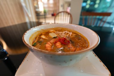 JOHOR BAHRU, MALAYSIA - 24 Kasım 2023: Ibis Styles Johor Iskandar Puteri 'de laksa' nın yakın plan çekimi.