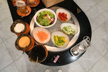 JOHOR BAHRU, MALAYSIA - 25 Kasım 2023: Ibis Styles Johor Iskandar Puteri 'deki streATs restoranında salata barı.