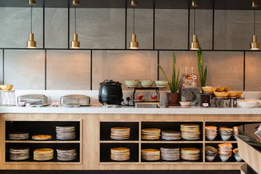 JOHOR BAHRU, MALAYSIA - 27 Kasım 2023: Ibis Styles Johor Iskandar Puteri 'deki sTREAT restoranının iç çekimi.