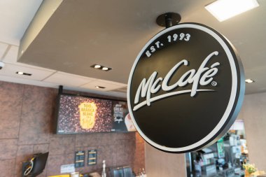 SENAI, MALAYSIA - 27 Kasım 2023: McDonald 's fast food restoranında görülen McCafe tabelasının yakın plan çekimi.