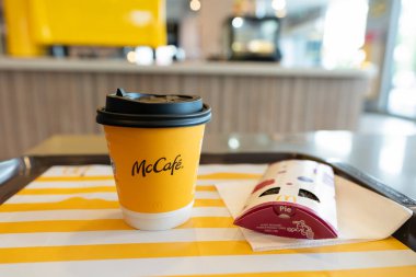 SeNAI, MALAYSIA - 27 Kasım 2023: Kahve ve turta McDonald 's fast food restoranının içindeki tepside servis ediliyor..