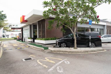SENAI, MALAYSIA - 27 Kasım 2023: McDonald 's fast food restoranının sokak manzarası.