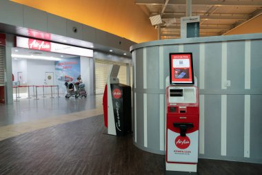 SENAI, MALAYSIA - 27 Kasım 2023: Senai Uluslararası Havalimanı 'nda AirAsia' nın kendi kendini kontrol eden büfesi.
