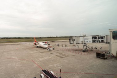 SENAI, MALAYSIA - 27, 2023: Firefly ATR 72-500 Senai Uluslararası Havalimanı pistinde yolcularla birlikte.