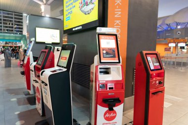KUALA LUMPUR, MALAYSIA - 27 Kasım 2023: KLIA2 'de kendi kendini kontrol eden kiosklar. Kişisel kayıt, yolcuların giriş yapmak için kiosk kullandıkları ve kendilerini yazdırdıkları bir süreçtir..