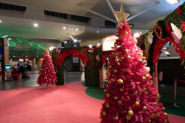 KUALA LUMPUR, MALAYSIA - 28 Kasım 2023: Kuala Lumpur Uluslararası Havalimanı, Terminal 2 'de Noel süslemeleri. Noel, şenlikli dekorları ve ışıkları ile tanınan bir bayramdır..