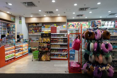 KUALA LUMPUR, MALAYSIA - Kasım 28, 2023: KK Supermart 'ın KLIA' daki iç çekimi. KK Süpermarket bir Malezya market zinciri.