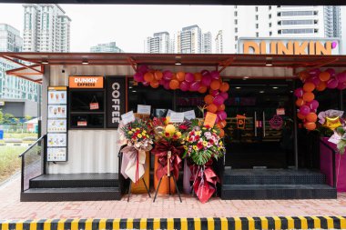 KUALA LUMPUR, MALAYSIA - ARALIK 01, 2023: Ampang Park MRT İstasyonu 'ndaki Dunkin' Donuts konteynır konteynır konseptinin sokak manzarası.