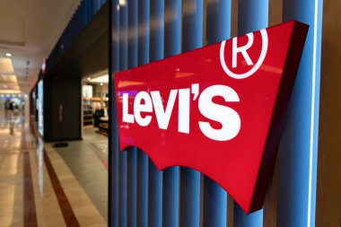 KUALA LUMPUR, MALAYSIA - 01 Aralık 2023: Mağazada görülen Levi tabelasının yakın çekimi. Levi 's kotları ve günlük kıyafetleriyle ünlü bir Amerikan kot markasıdır..