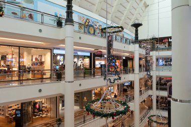 KUALA LUMPUR, MALAYSIA - 01 Aralık 2023: Kuala Lumpur 'daki Petronas İkiz Kuleleri' nin temelindeki büyük, lüks bir alışveriş merkezi olan Suria KLCC 'nin iç çekimi.