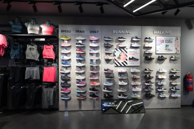 KUALA LUMPUR, MALAYSIA - 01 Aralık 2023: Suria KLCC 'deki Skechers mağazasının içi. Skechers ayakkabı ve giyimiyle bilinen bir Amerikan markasıdır..