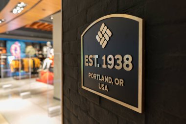 KUALA LUMPUR, MALAYSIA - 01 Aralık 2023: yakın çekim 'Est. Columbia Spor Giyim Mağazası 'nda 1938' de görülen tabela. Columbia bir Amerikan dış giyim ve ayakkabı markası..