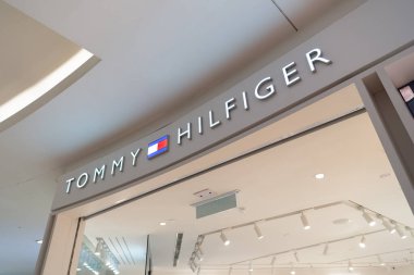 KUALA LUMPUR, MALAYSIA - 01 Aralık 2023: Ünlü moda markası Tommy Hilfiger mağazasının önünde.