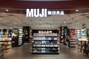 KUALA LUMPUR, MALAYSIA - 01 Aralık 2023: Suria KLCC 'deki Muji mağazası. Muji, minimalist tasarımları ve kullanışlı ev eşyaları ve kırtasiyeleriyle tanınan bir Japon perakendecisi..