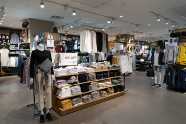 KUALA LUMPUR, MALAYSIA - 01 Aralık 2023: Suria KLCC 'deki Muji mağazasında. Muji, minimalist tasarımları ve kullanışlı ev eşyaları ve kırtasiyeleriyle tanınan bir Japon perakendecisi..