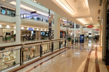 KUALA LUMPUR, MALAYSIA - 01 Aralık 2023: Kuala Lumpur 'daki Petronas İkiz Kuleleri' nin temelindeki büyük, lüks bir alışveriş merkezi olan Suria KLCC 'nin iç çekimi.