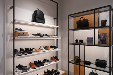 KUALA LUMPUR, MALAYSIA - 01 Aralık 2023: Suria KLCC alışveriş merkezindeki Ecco mağazasının içi. Ecco Danimarkalı bir ayakkabı ve deri ürünleri üreticisi..