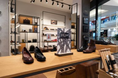 KUALA LUMPUR, MALAYSIA - 01 Aralık 2023: Suria KLCC alışveriş merkezindeki Ecco mağazasının içi. Ecco Danimarkalı bir ayakkabı ve deri ürünleri üreticisi..