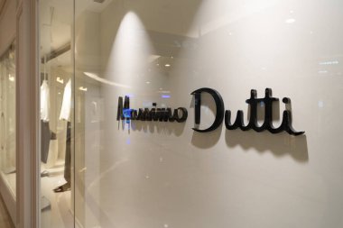 KUALA LUMPUR, MALAYSIA - 01 Aralık 2023: Massimo Dutti işareti yakın çekim. Massimo Dutti İspanyol giyim markası..