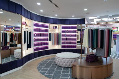 KUALA LUMPUR, MALAYSIA - 01 Aralık 2023: Suria KLCC alışveriş merkezindeki duck mağazasının içi. duck çeşitli moda ve yaşam tarzı ürünleri sunar.