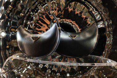 KUALA LUMPUR, MALAYSIA - Aralık 01, 2023: Suria KLCC alışveriş merkezindeki Prada mağazasında sergilenen çantalar. Prada, İtalyan lüks moda evi..